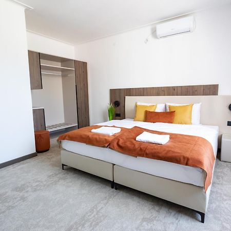 Hotel Laguna Gardony Bagian luar foto