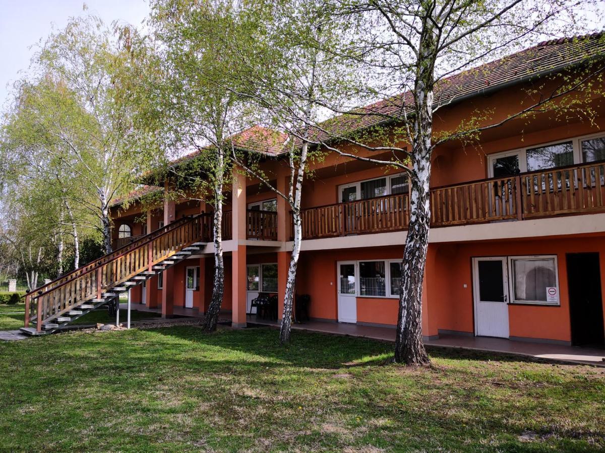Hotel Laguna Gardony Bagian luar foto
