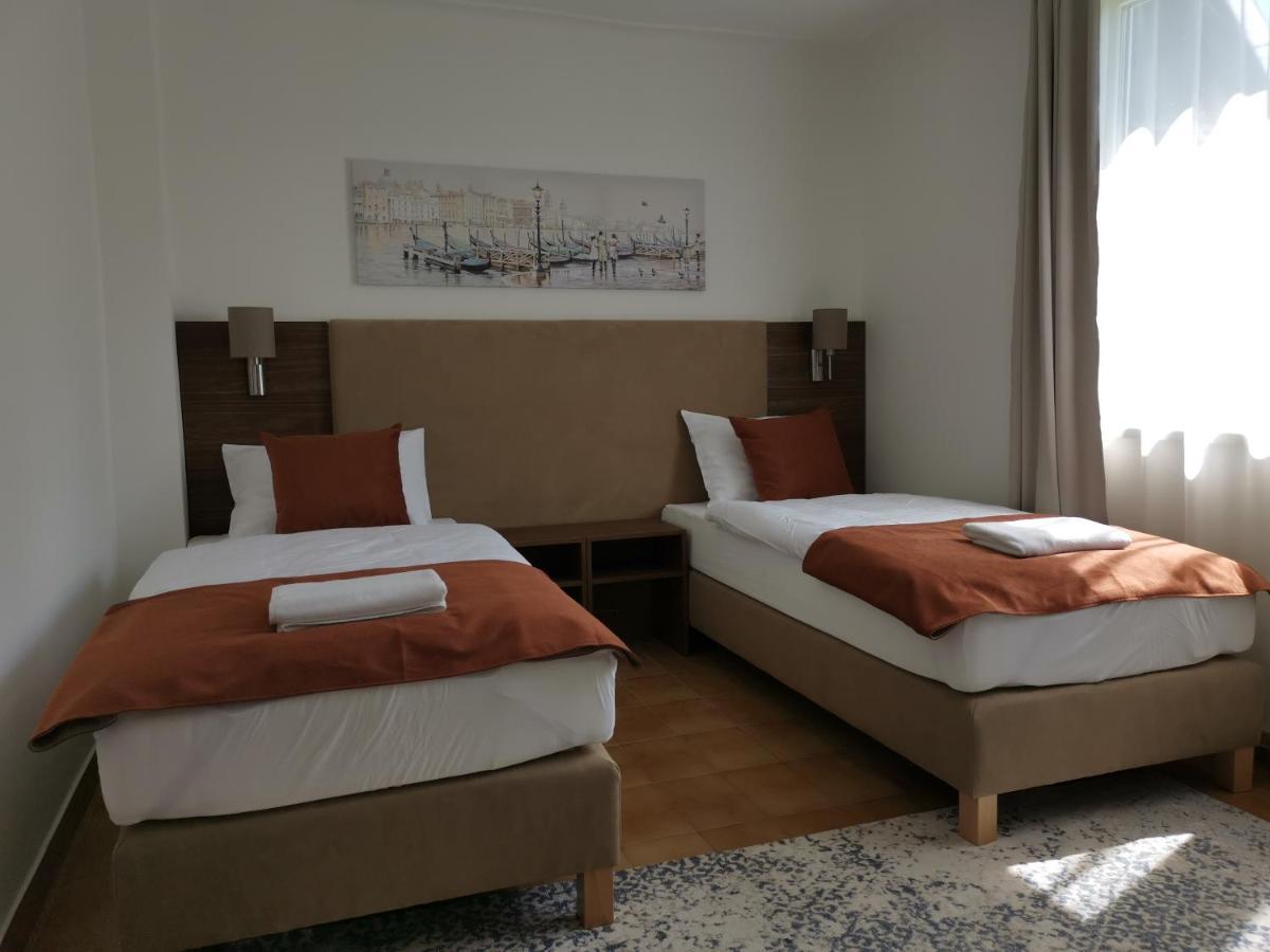 Hotel Laguna Gardony Bagian luar foto