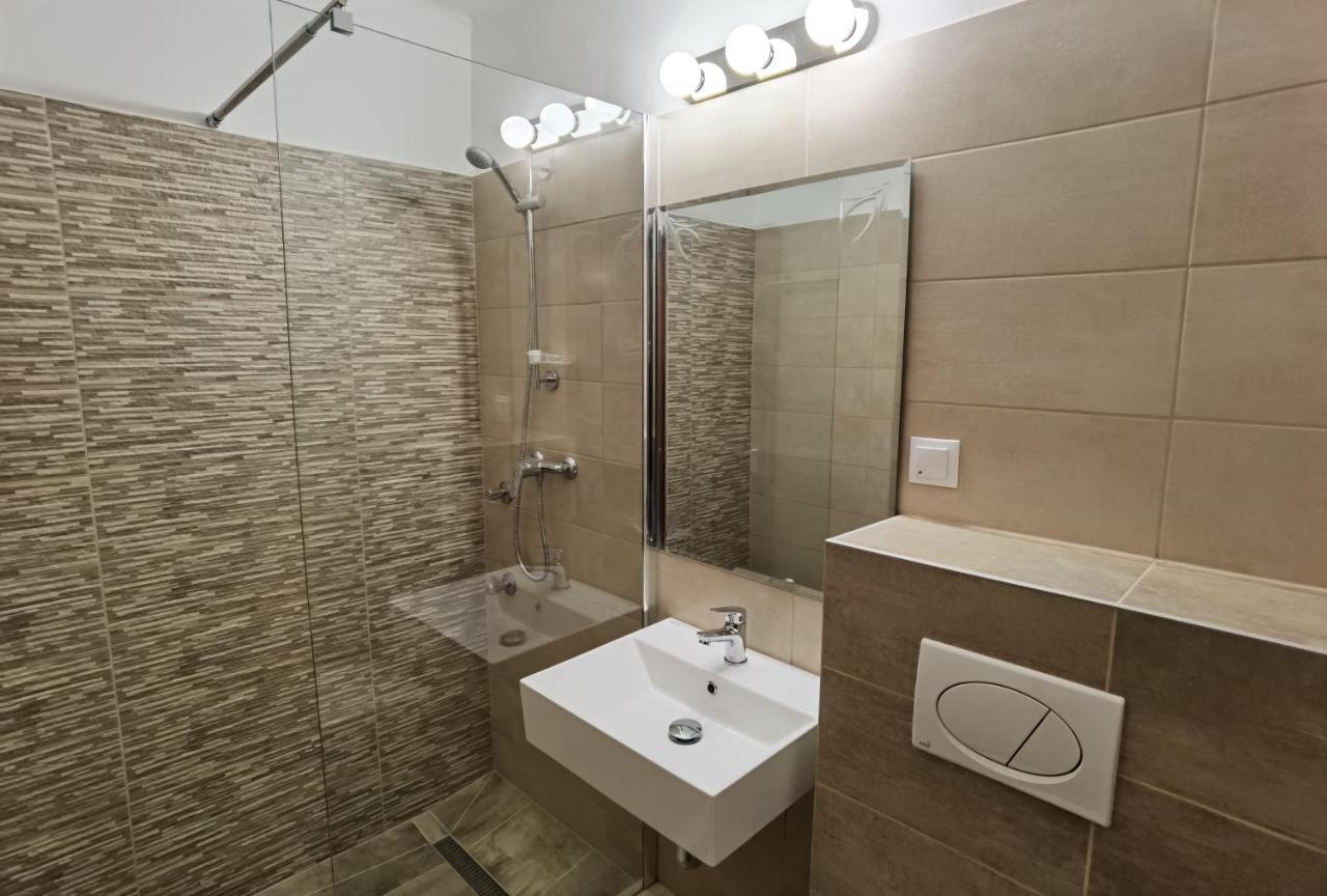 Hotel Laguna Gardony Bagian luar foto