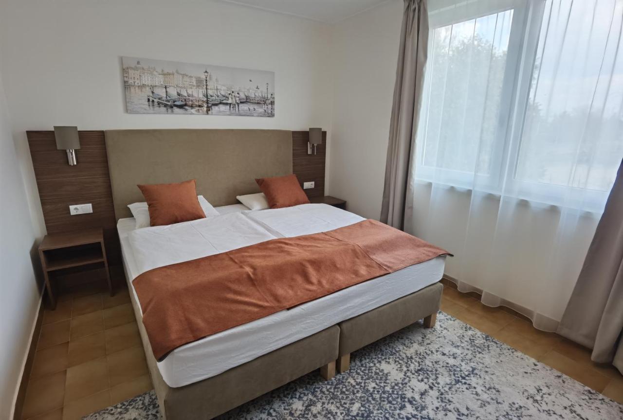 Hotel Laguna Gardony Bagian luar foto