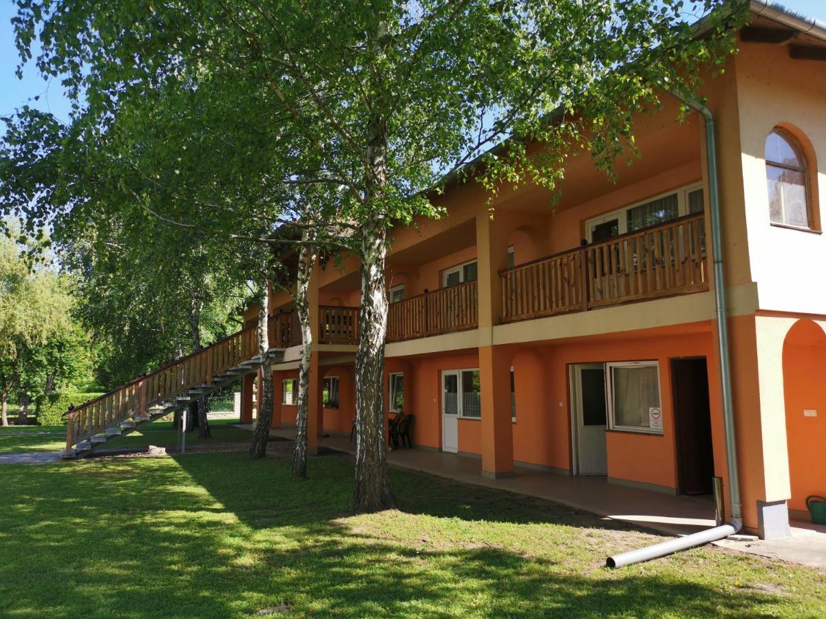 Hotel Laguna Gardony Bagian luar foto