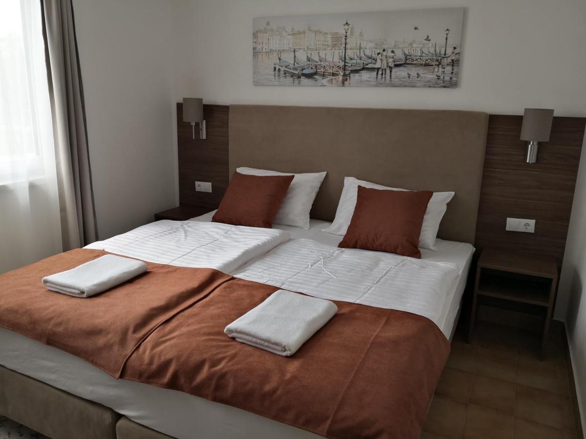 Hotel Laguna Gardony Bagian luar foto
