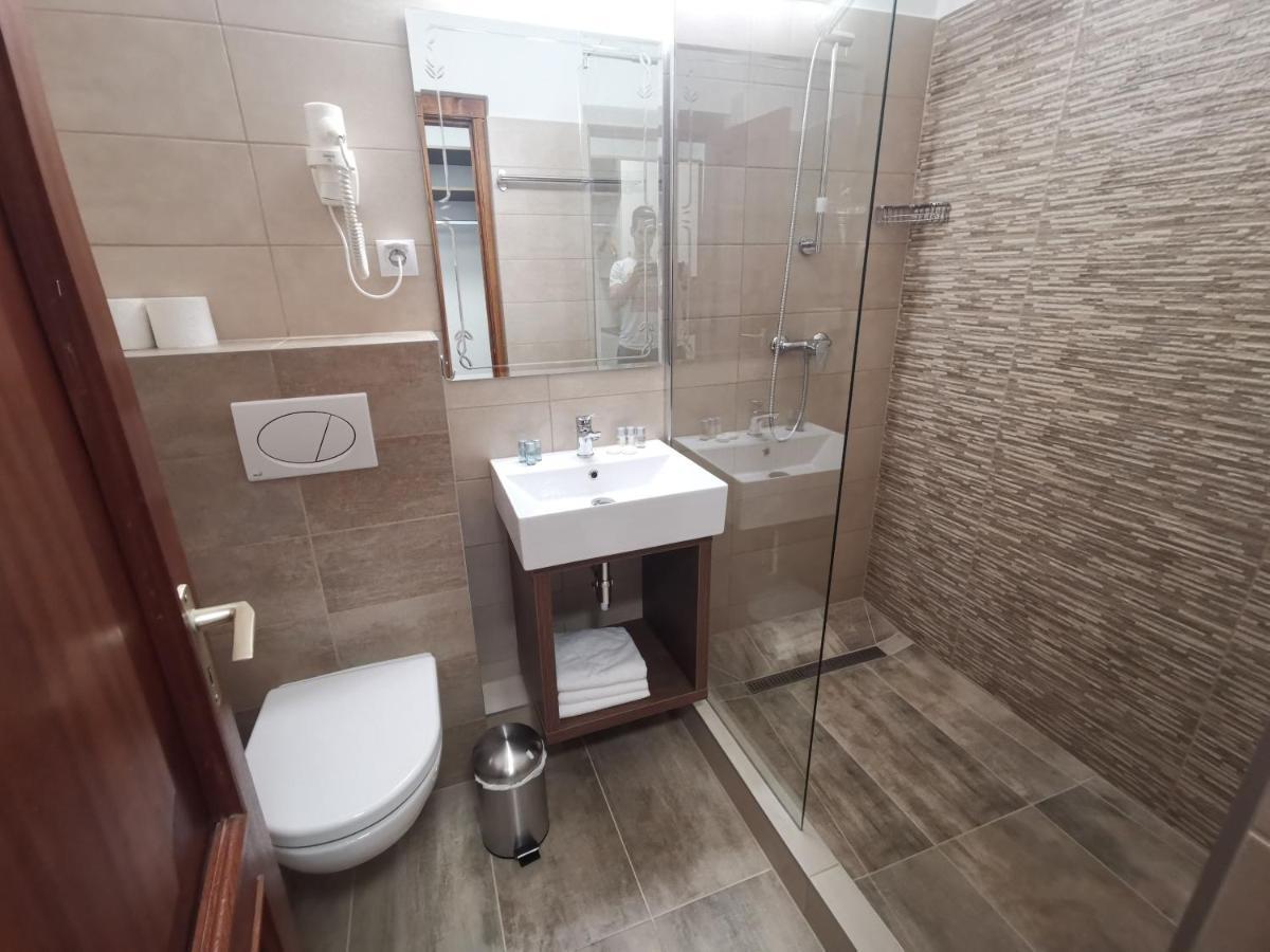 Hotel Laguna Gardony Bagian luar foto