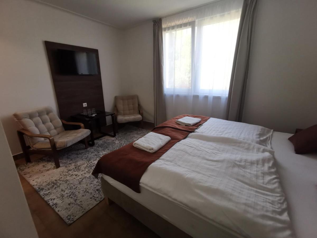 Hotel Laguna Gardony Bagian luar foto