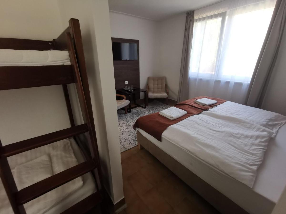 Hotel Laguna Gardony Bagian luar foto