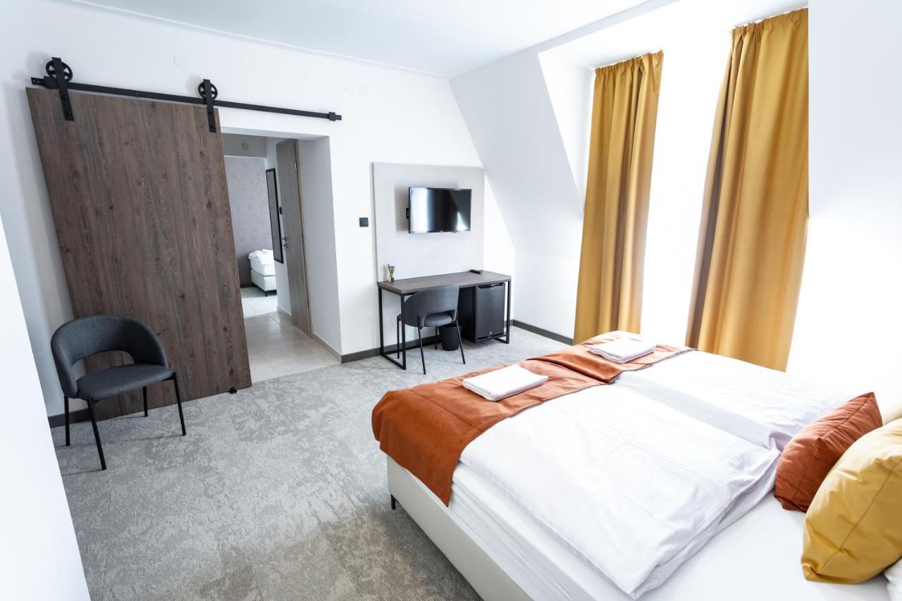 Hotel Laguna Gardony Bagian luar foto