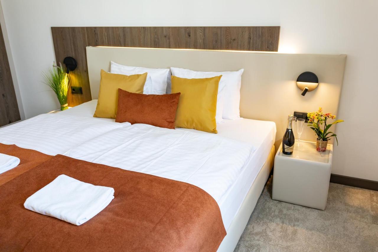 Hotel Laguna Gardony Bagian luar foto