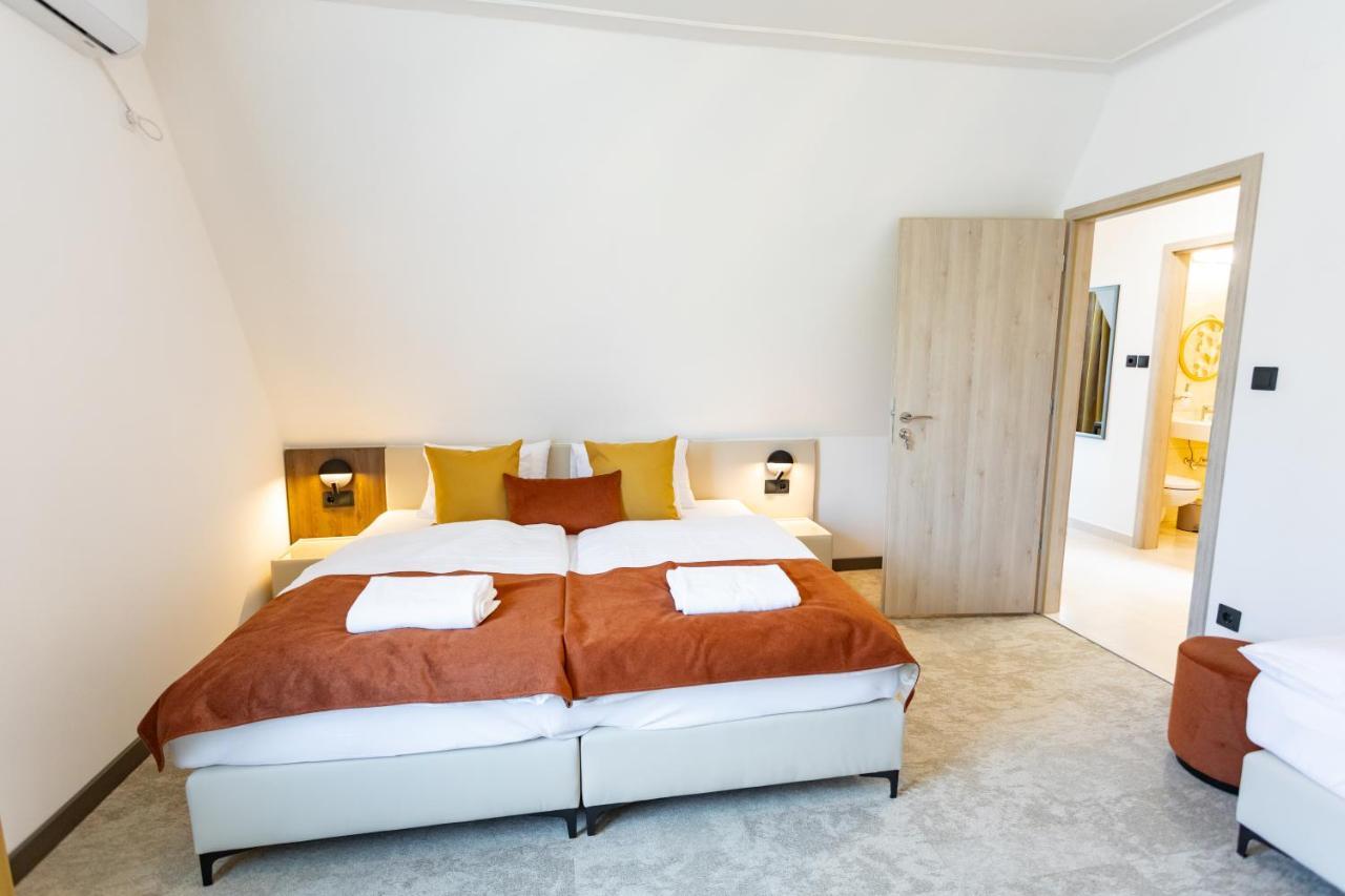 Hotel Laguna Gardony Bagian luar foto